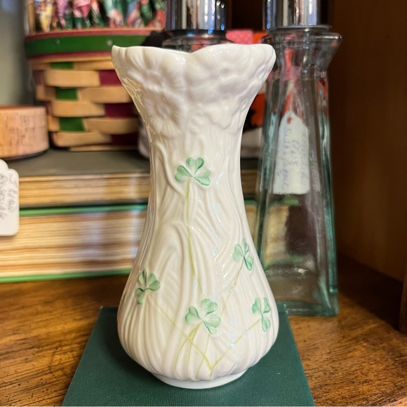 Belleek Irish Pottery Shamrock Bud Vase - Picture 1 of 5